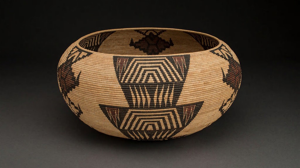 Wutoni (Wee doo nee, Wi to ni, Weton., Tina Charlie; Kootzaduka’a [Mono Lake Paiute], 1869–1962), Opo (basket), 1928–29. Sedge root, dyed bracken root, redbud, and willow; h: 25.4 cm., diam.: 50.8 cm. Princeton University Art Museum. Museum purchase, Fowler McCormick, Class of 1921, Fund. © Wutoni / Image courtesy of the Heard Museum. Photo by Craig Smith